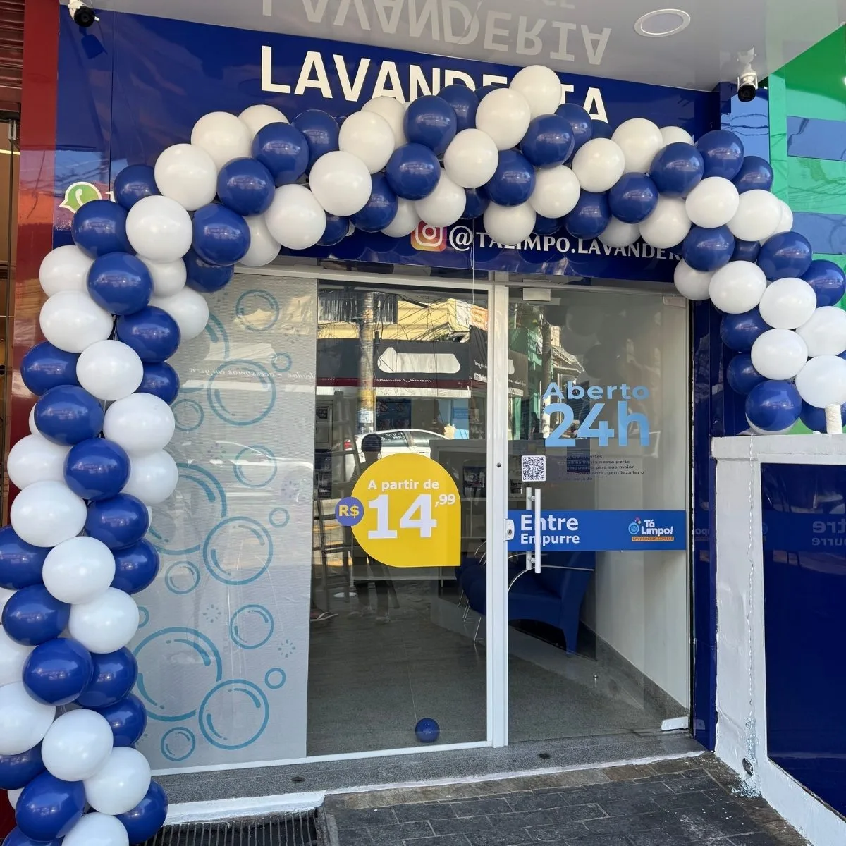 Inauguração da Tá Limpo! Lavanderia com arco de balões azuis e brancos no Jardim Julio, Barueri